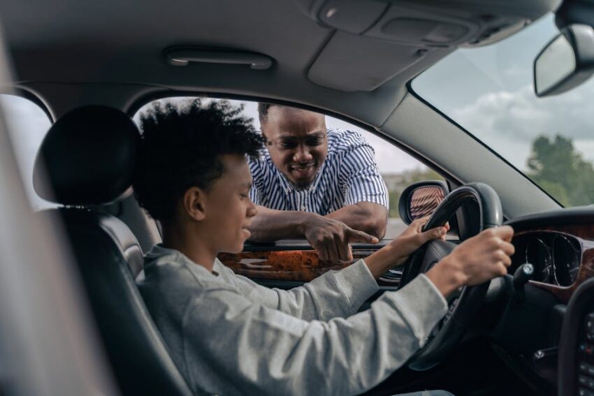 Een leerling achter het stuur tijdens rijles met een instructeur in Reusel