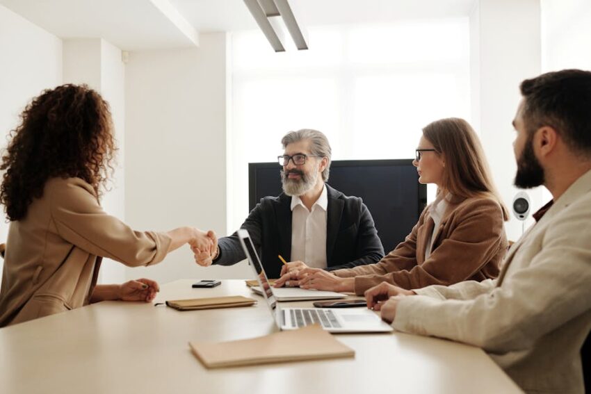 Een groep professionals die samenwerkt aan een recruitment strategie voor personeel werven in een groeiend bedrijf.