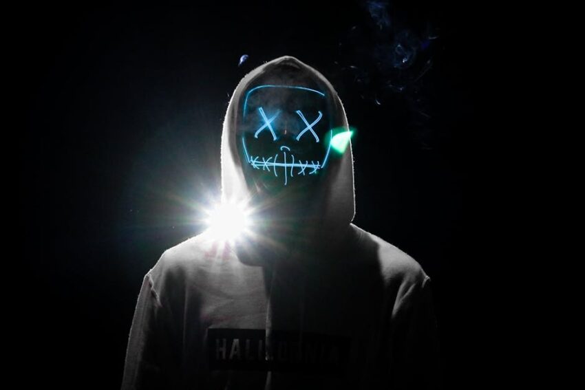 Een vrouw die een LED masker draagt voor huidverbetering en anti-aging behandelingen.