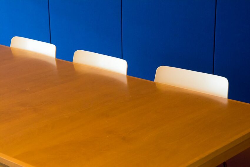 Een stijlvolle 4 meter maatwerk vergadertafel in een moderne kantooromgeving, perfect voor vergaderingen en bijeenkomsten.