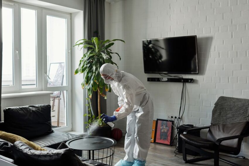 Een professional spuit meubels en kozijnen op locatie met precisie en aandacht voor detail.