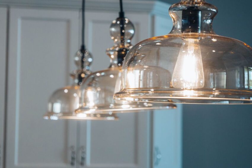 Stijlvolle hanglamp boven een modern kookeiland in een keuken, die sfeer en functionaliteit toevoegt.